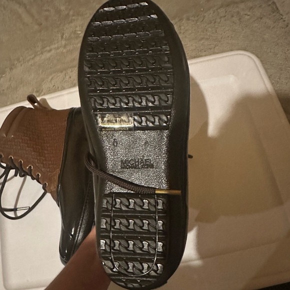NEVER WORN - SIZE 8 Michael Kors Duck Boots - Picture 4 of 6